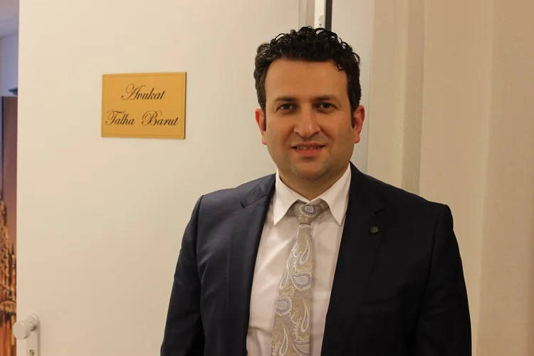 Av. Talha Barut Hamburg'daki bürosunda
