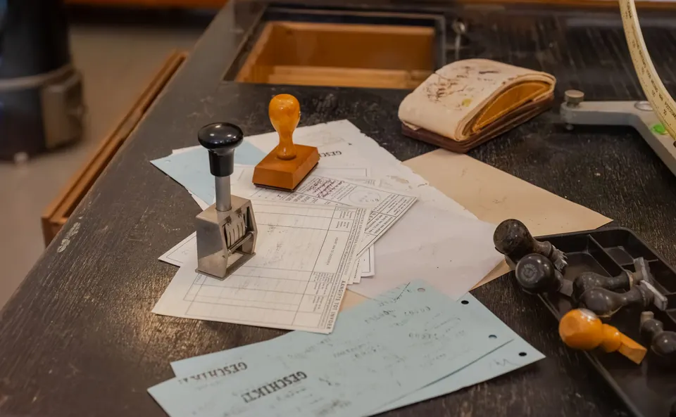 Stempel und Urkunden auf einem Schreibtisch